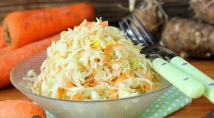 Σαλάτα φτιαγμένη από αγκινάρες Sauerkraut και Ιερουσαλήμ